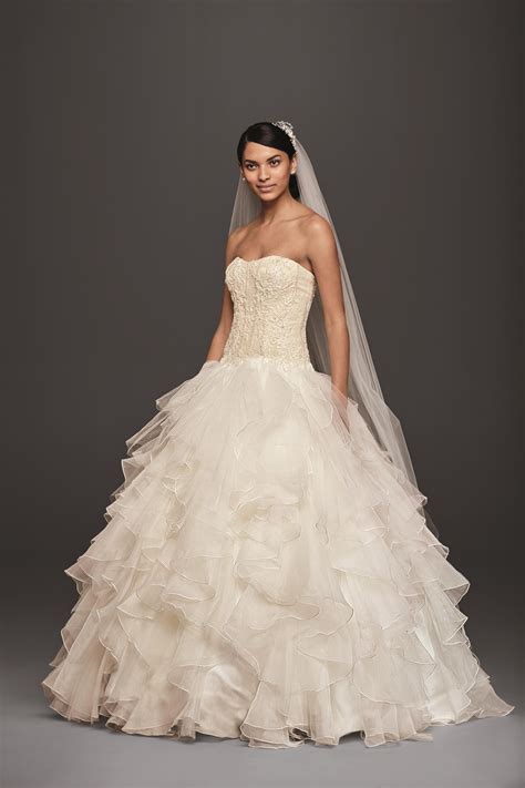 Our glamorous and affordable selection of elegant and modern. . Oleg cassini dresses